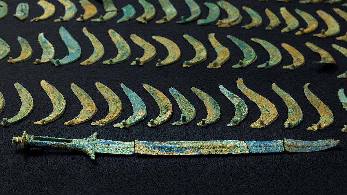 Teil des Schatzfundes bei der ersten Präsentation vor den Medien im August 2025 , Foto Jürgen Lösel