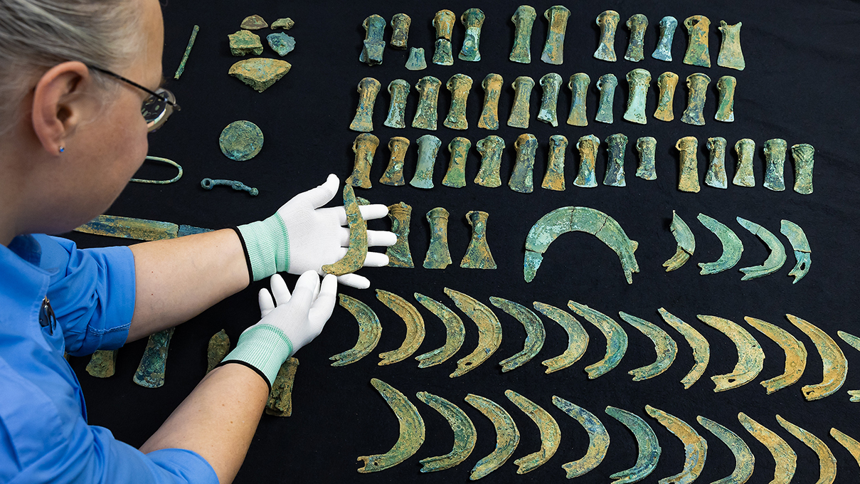 Landesamt für Archäologie bei offizieller Präsentation des Schatzfundes im August 2025, Foto Jürgen Lösel